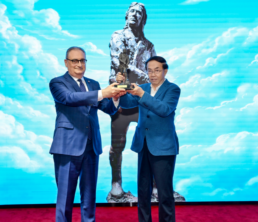 飞鹰永栖，友谊长存！