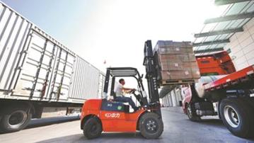 砥砺奋进七十载 天山南北谱华章 | 万车驶向西 丝路启新程