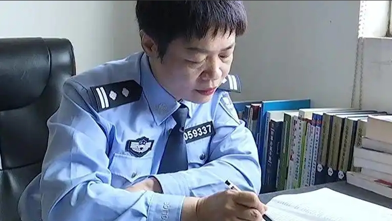 警徽下的暖流：女警高丽娜的十七年爱心长跑