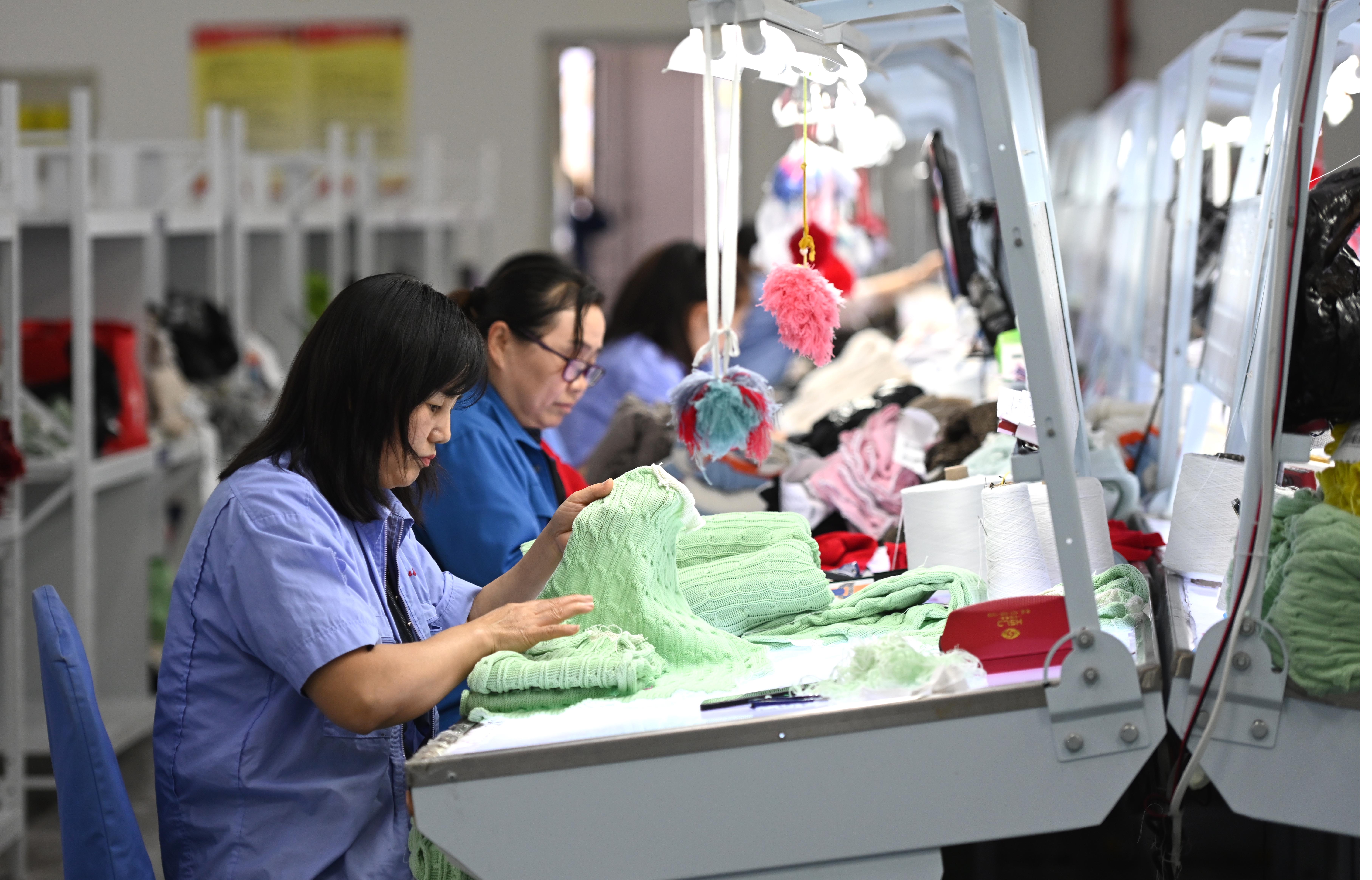 内蒙古鄂尔多斯：“点绒成金”