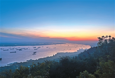 栖霞山顶看日出