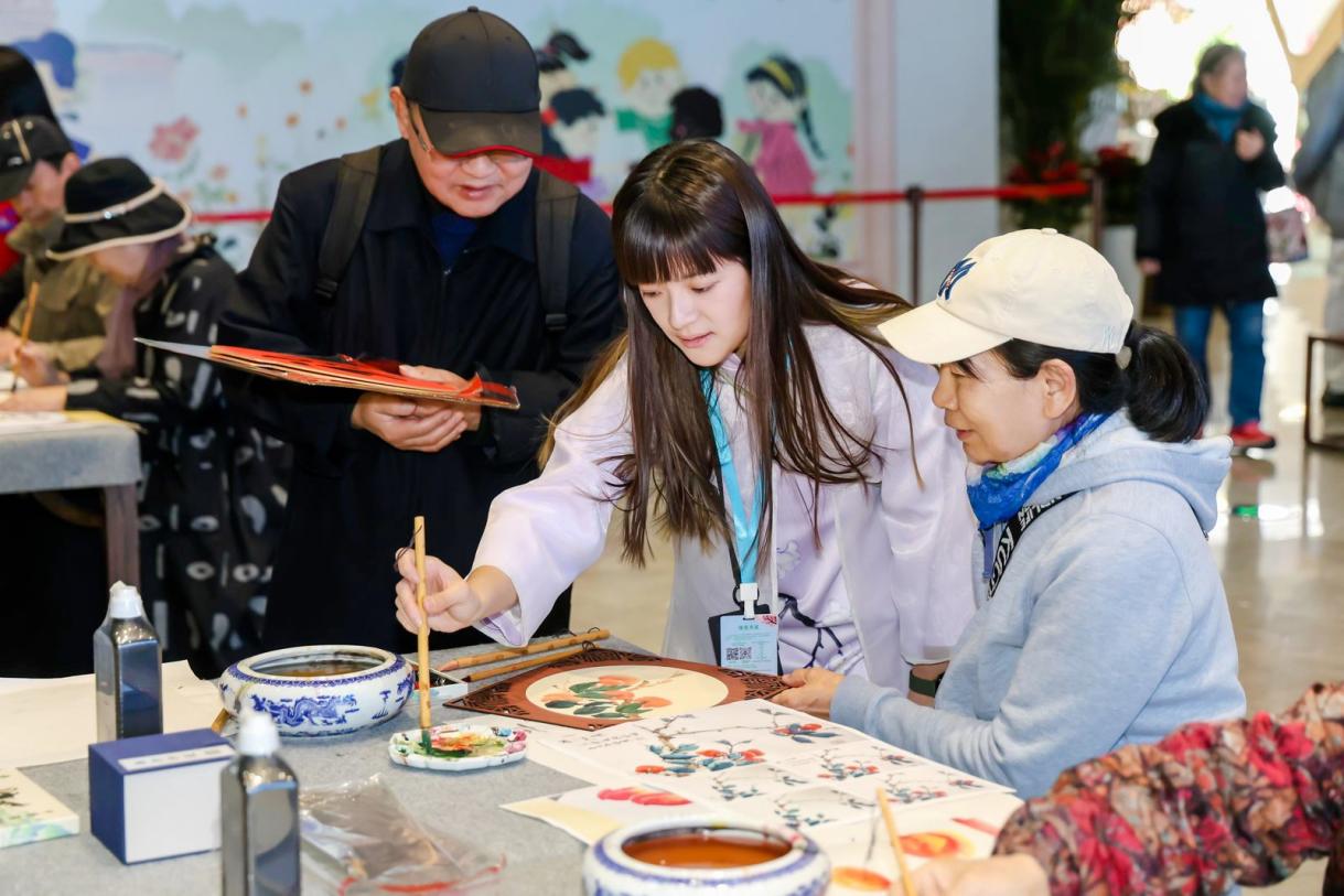 宋庆龄青少中心奏响“敬老月”和谐乐章