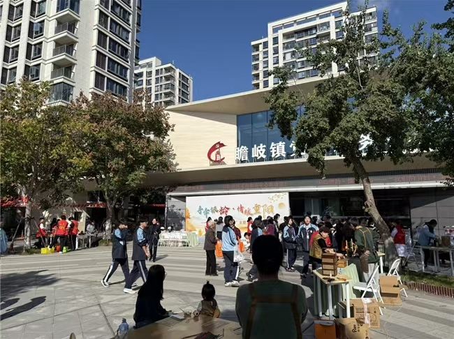 “手牵银龄•情暖重阳”——校社联动奏响文明和声