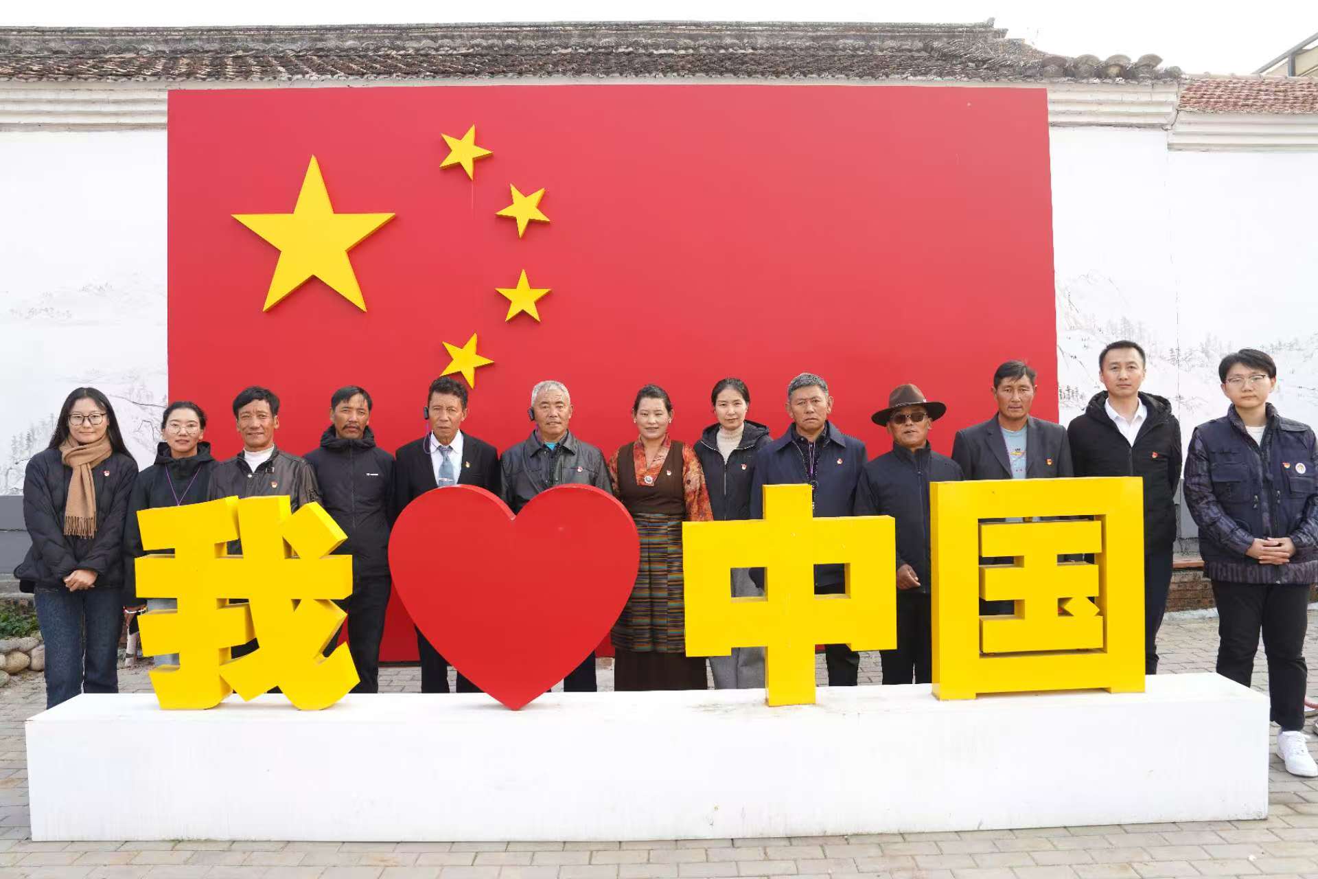 拉萨市中级人民法院驻村点干部群众代表赴京参观