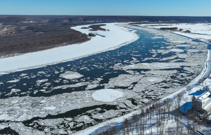 黑龙江现“跑冰排”壮景