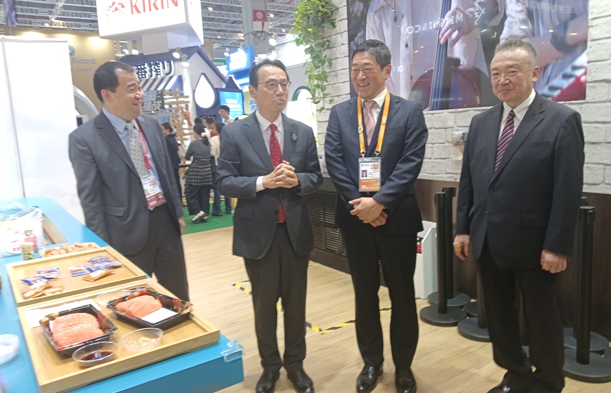 日本驻华大使金山宪治一行人在三菱商事展厅品尝饼干