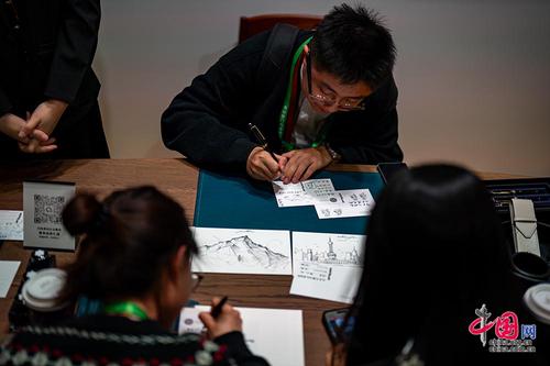 观众在万宝龙展区内互动体验。中国网记者 郑亮摄