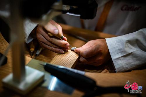 卡地亚“精湛工艺”展区内现场展示珠宝镶嵌工艺。中国网记者 郑亮摄