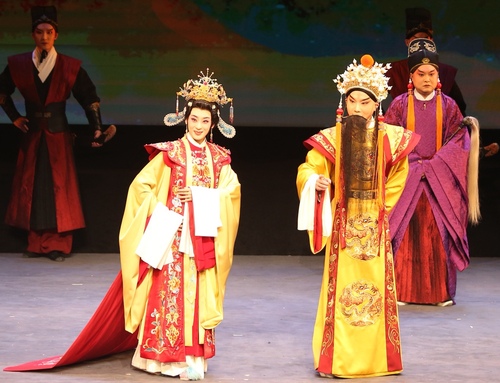 侯宇饰马秀英  赵月饰朱元璋  （摄影：马莹珺）