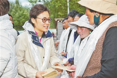 陈中红（左）在西藏昌都与群众交流。（图片由受访者提供）