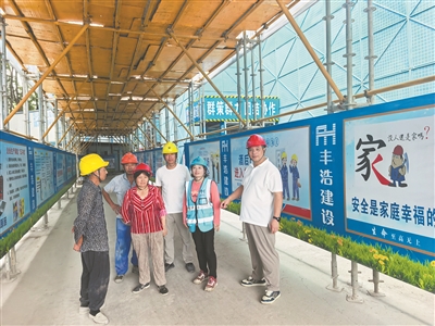 黄浩如(右一)在工作中。(图片由受访者提供) 黄浩如(右一)在工作中。(图片由受访者提供)