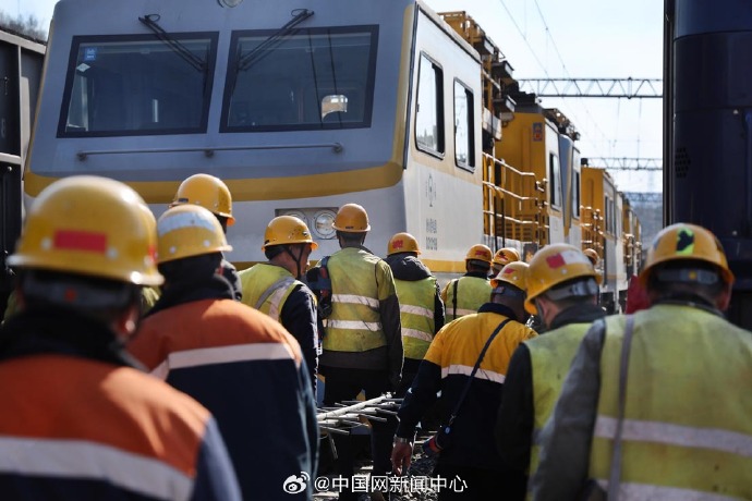 接触网间的冬日守护者