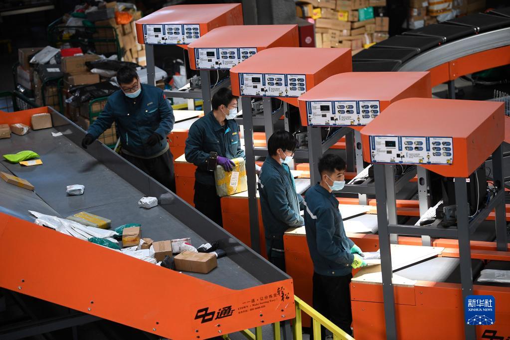 新纪录！我国快递年业务量首次突破1800亿件