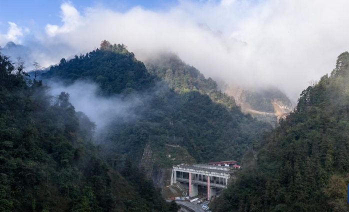 渝昆高铁最长隧道贯通