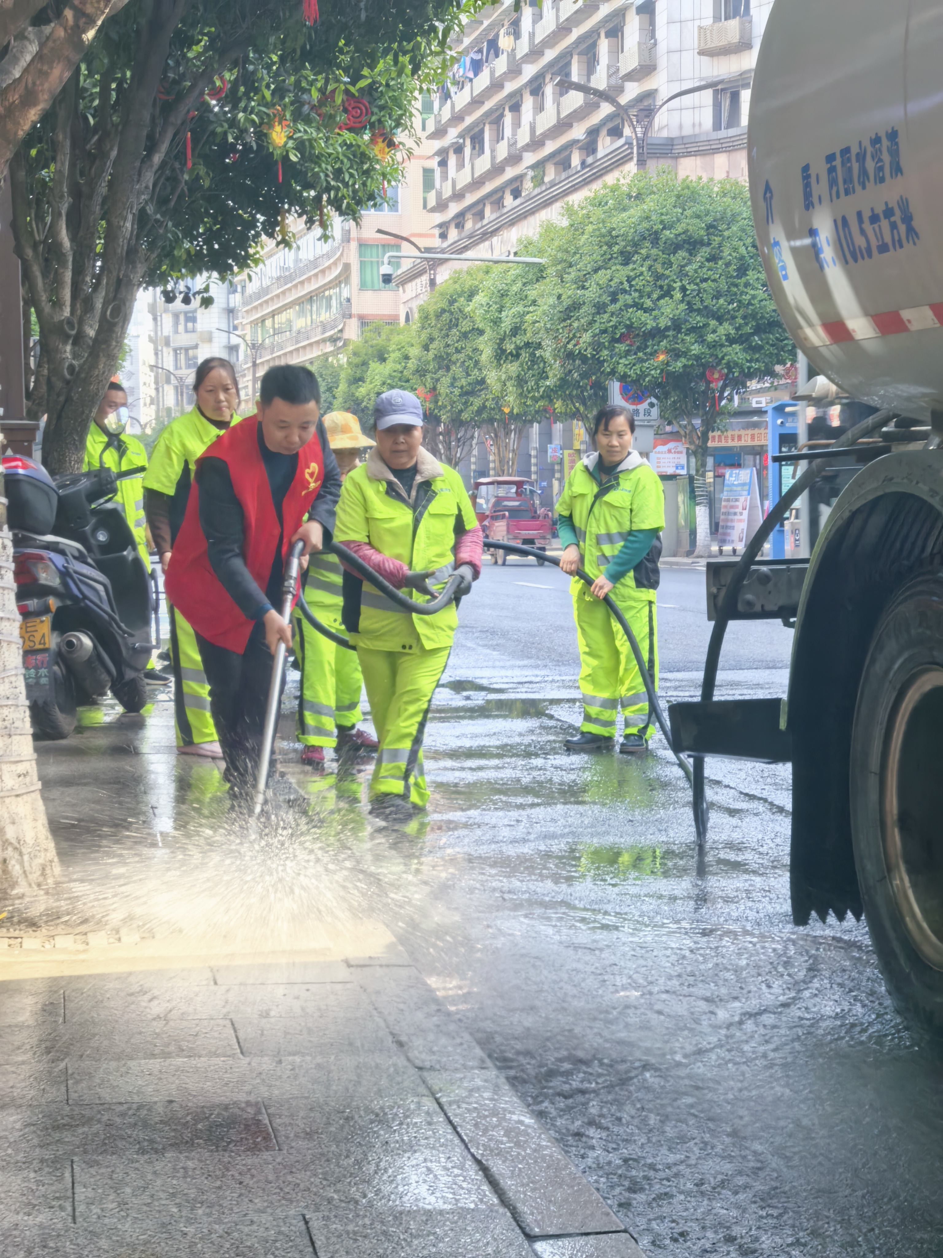 永宁河畔的一抹“志愿红”