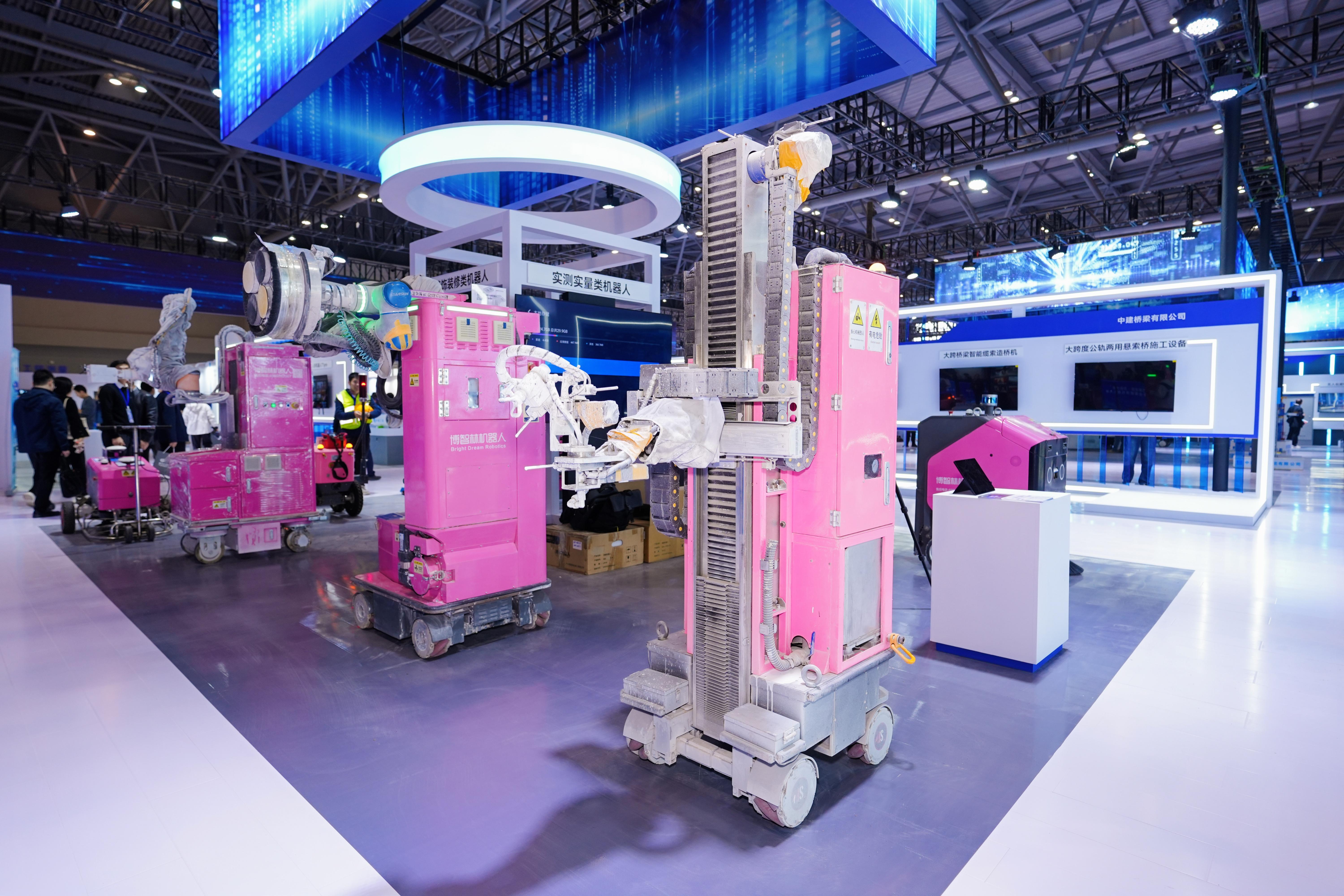 机器人“组团上岗”，智能建造场景上新