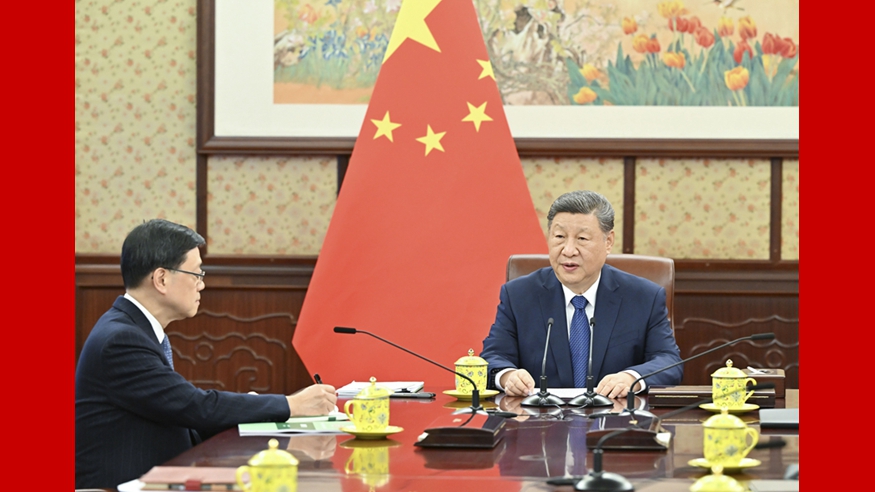   习近平听取李家超述职报告