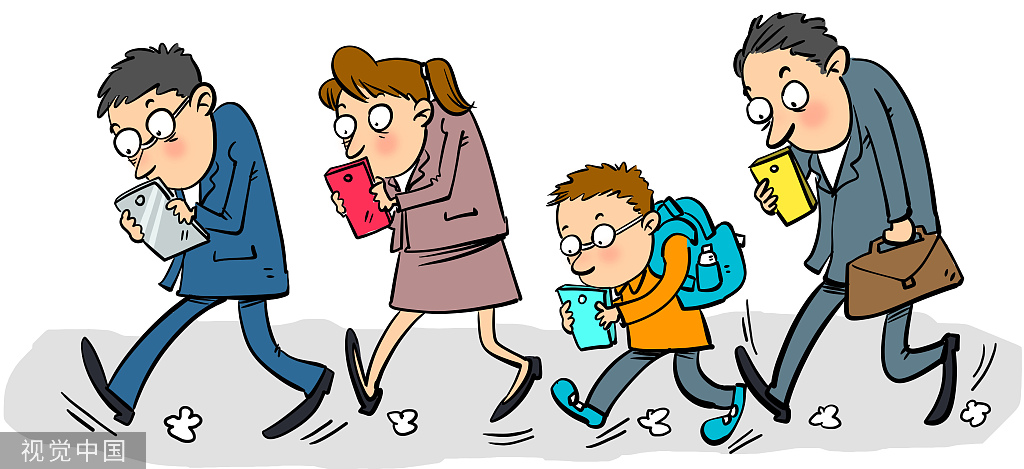 “低头族”低头看手机踩空摔伤，谁担责？