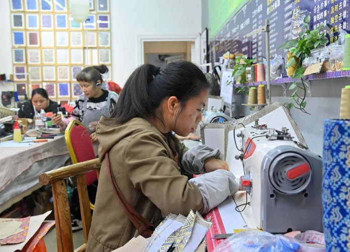 广西宾阳：壮锦产业促就业