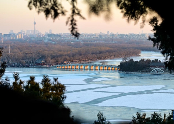 颐和园十七孔桥现“金光穿洞”美景