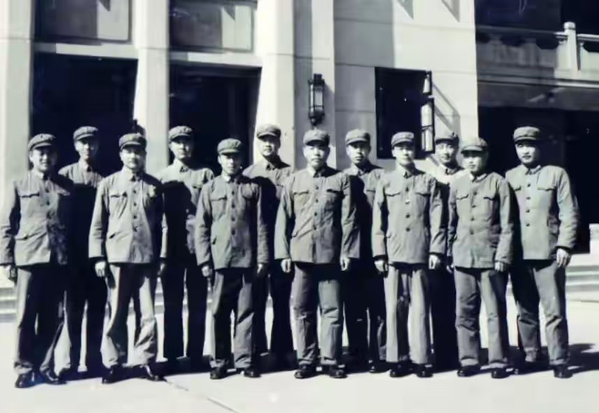 南京军事学院“非党教员”评授军衔纪略