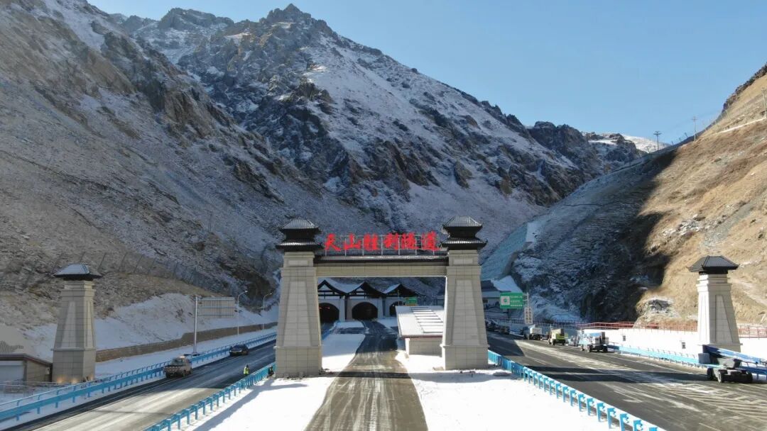 乌尉高速公路全线通车背后的中交装备力量