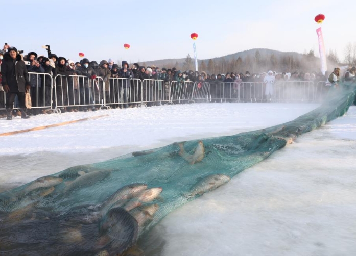 “神州北极”漠河上演冬捕