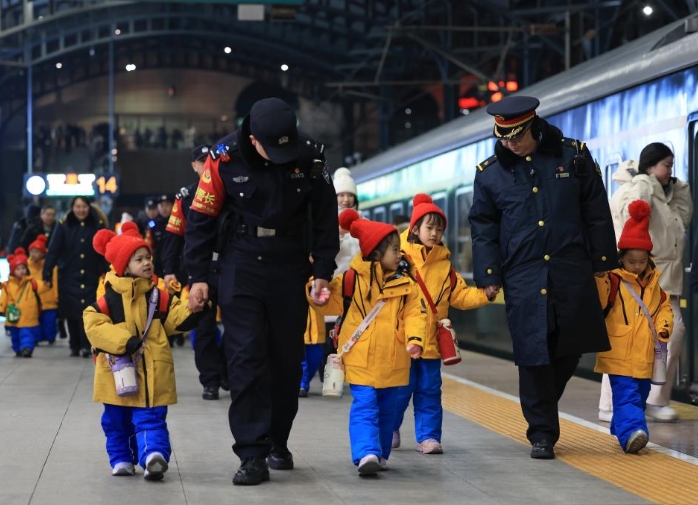 广西“小砂糖橘”体验“雪国列车”