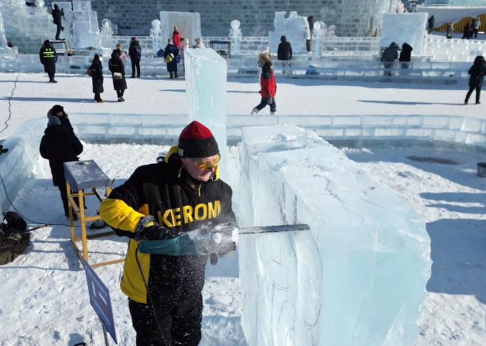 “冰城”新年冰雕创作忙