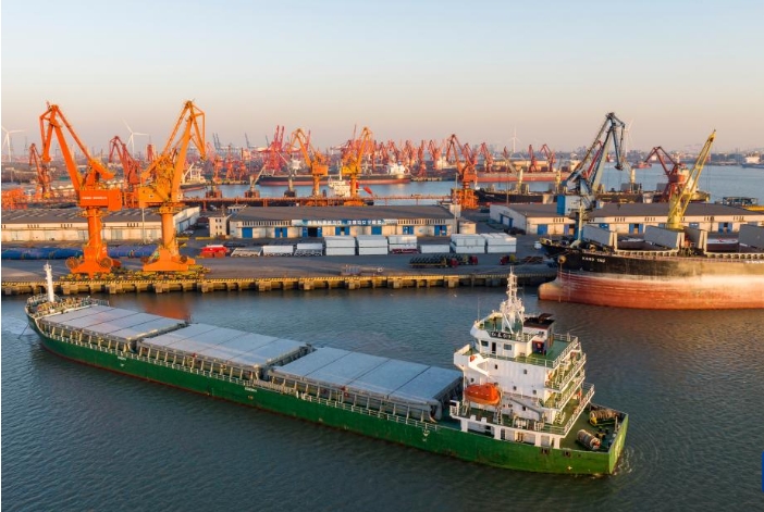 港口作业忙 力争“开门红”