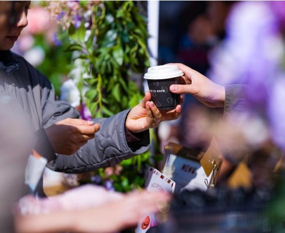 香港首个“花墟咖啡市集”：市民游客闻花香品咖啡