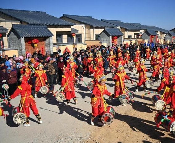 甘肃榆中灾后安置点迎元旦 屋暖人安启新程