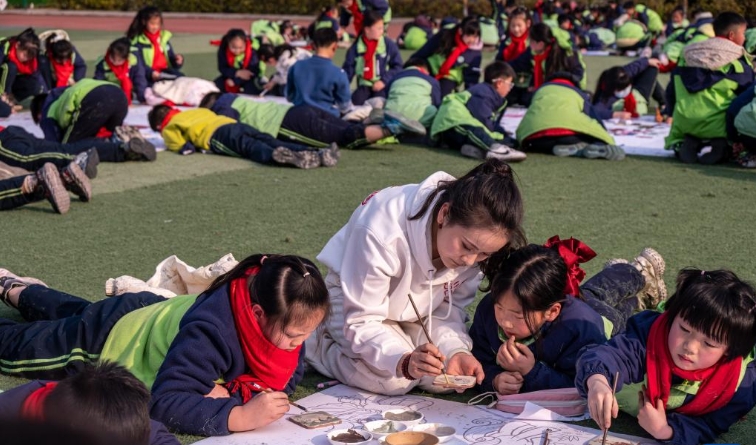 四川荣县：千人绘马迎新春