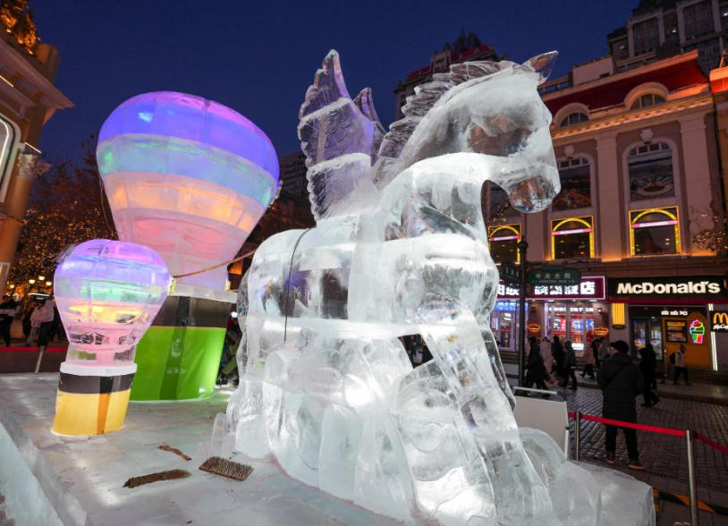 哈尔滨：冰雕景观为百年中央大街添彩