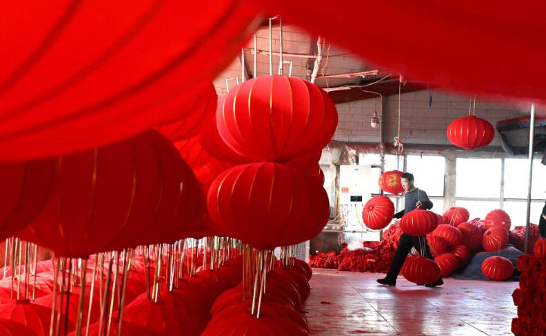 河北石家庄：赶制宫灯迎佳节