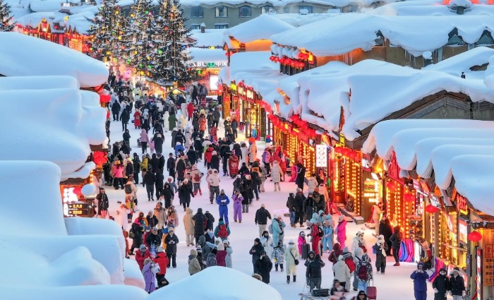 “中国雪乡”铺展浪漫冬日画卷