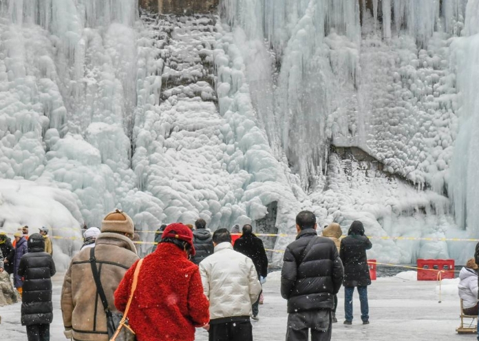 河北兴隆：天然冰瀑醉游人