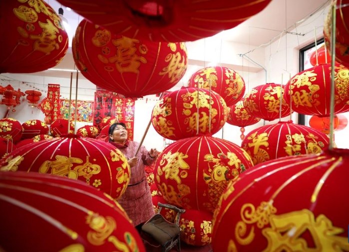 赶制灯笼迎新春
