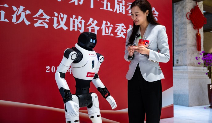 人形机器人记者履职忙