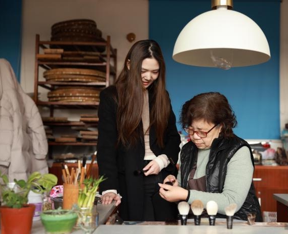 从书斋走向指尖 浙江千年湖笔“触装”新生记