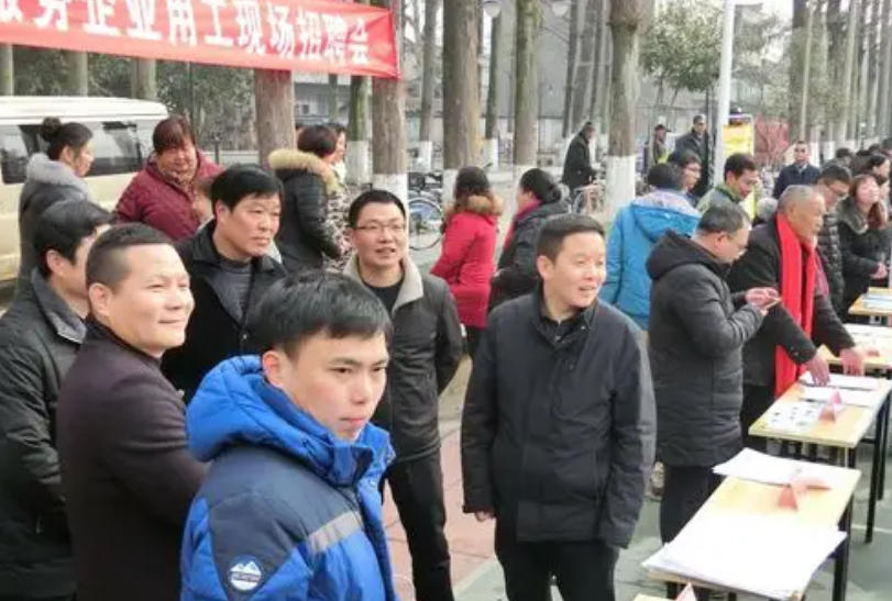 劳务经纪人，为村民和企业牵线搭桥