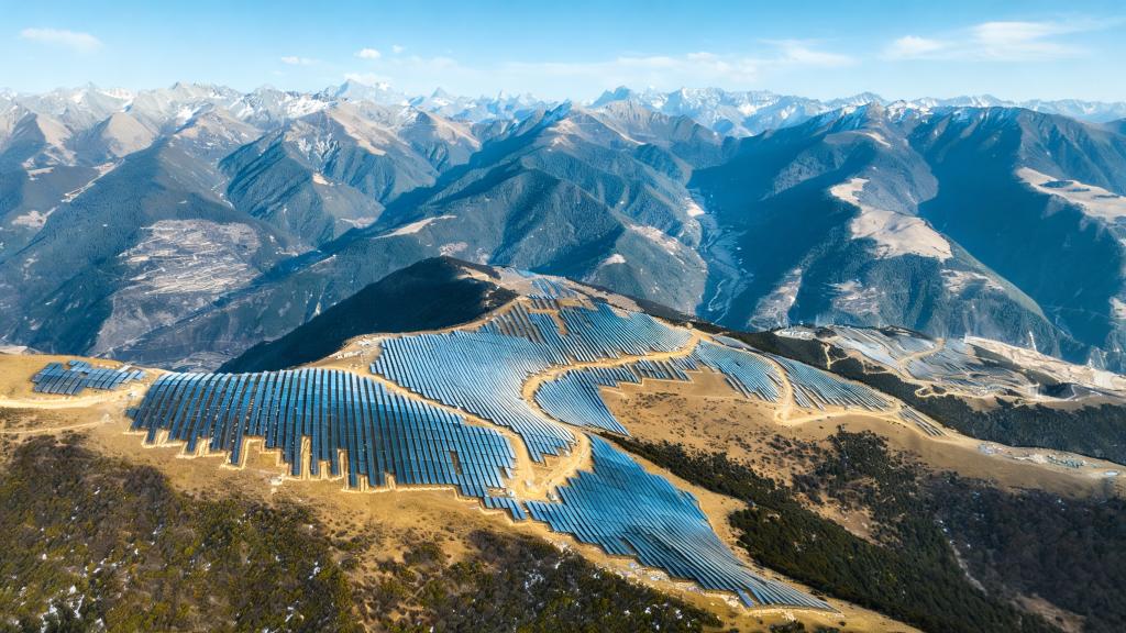 四川小金川流域水光蓄储一体化光伏项目并网发电