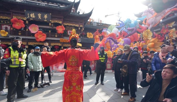 马年新春将至 上海豫园商圈年味四溢