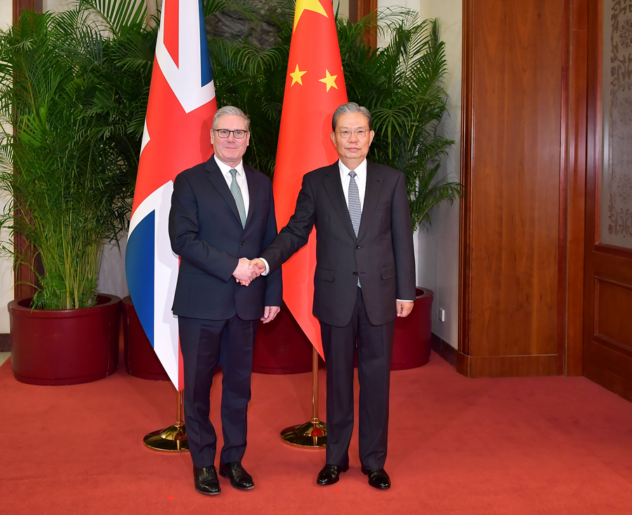 赵乐际会见英国首相斯塔默