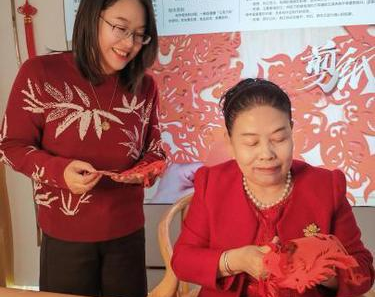 新春走基层丨当剪纸遇见马年：一纸一剪 千年年味在指尖绽放