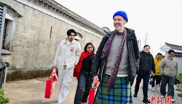 新春走基层丨苏格兰裙映中国红 国际友人体验宁波年味