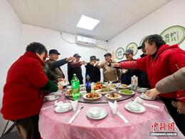 在社区“全龄食堂”吃上邻里“团圆饭”