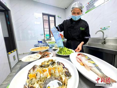 近日,社区“全龄食堂”的工作人员备菜。(甬江街道供图) 近日,社区“全龄食堂”的工作人员备菜。(甬江街道供图)