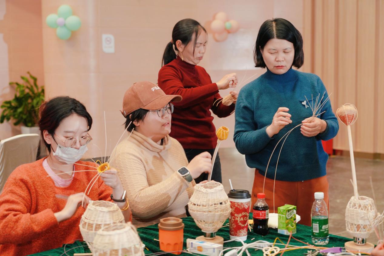 “怀梦前行”赋能女性创业 四川藤编非遗焕发新活力