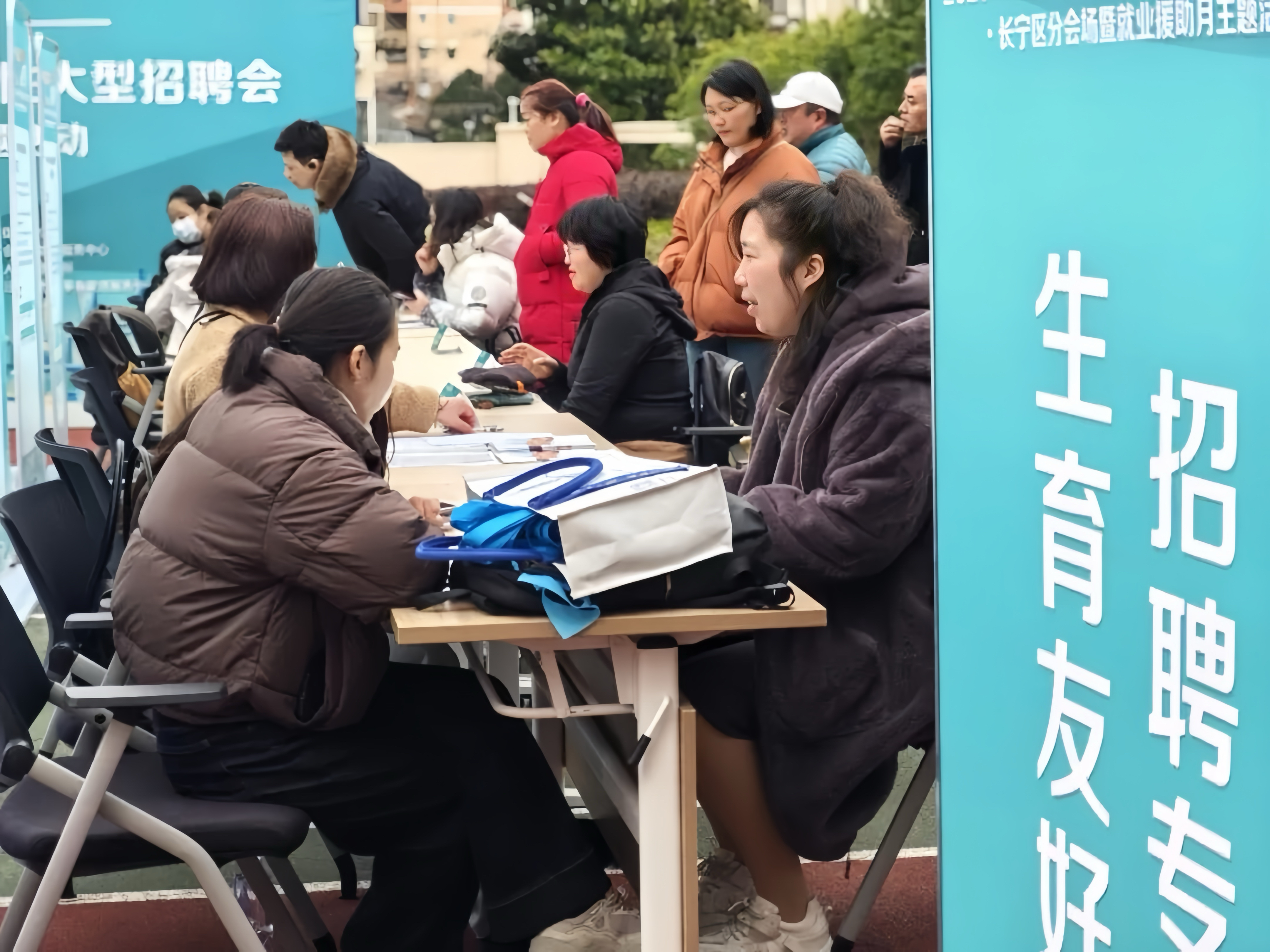 让生育和职场发展不再“二选一”